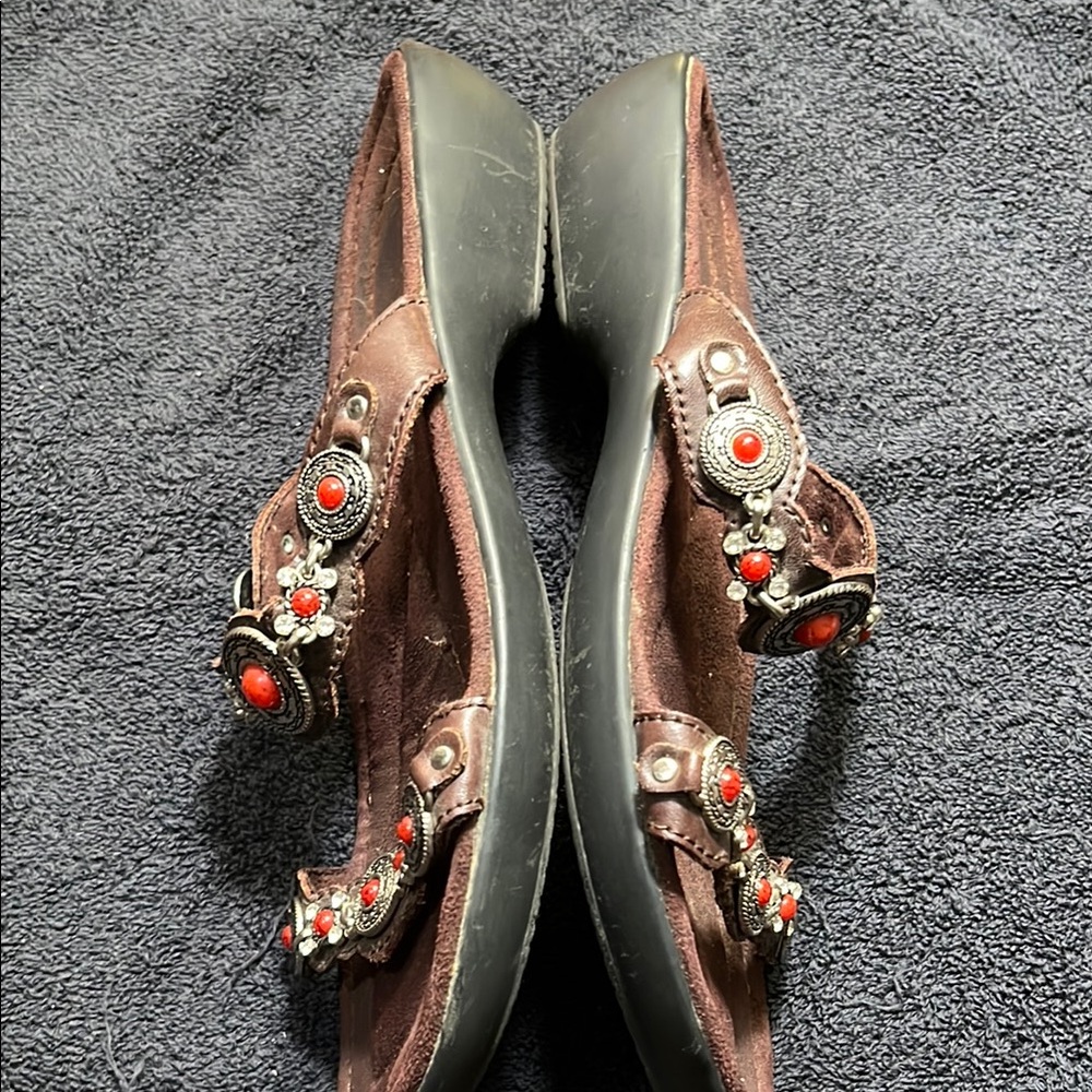 Minnetonka Brown antiqued silver and red stones sandals. - Picture 6 of 7